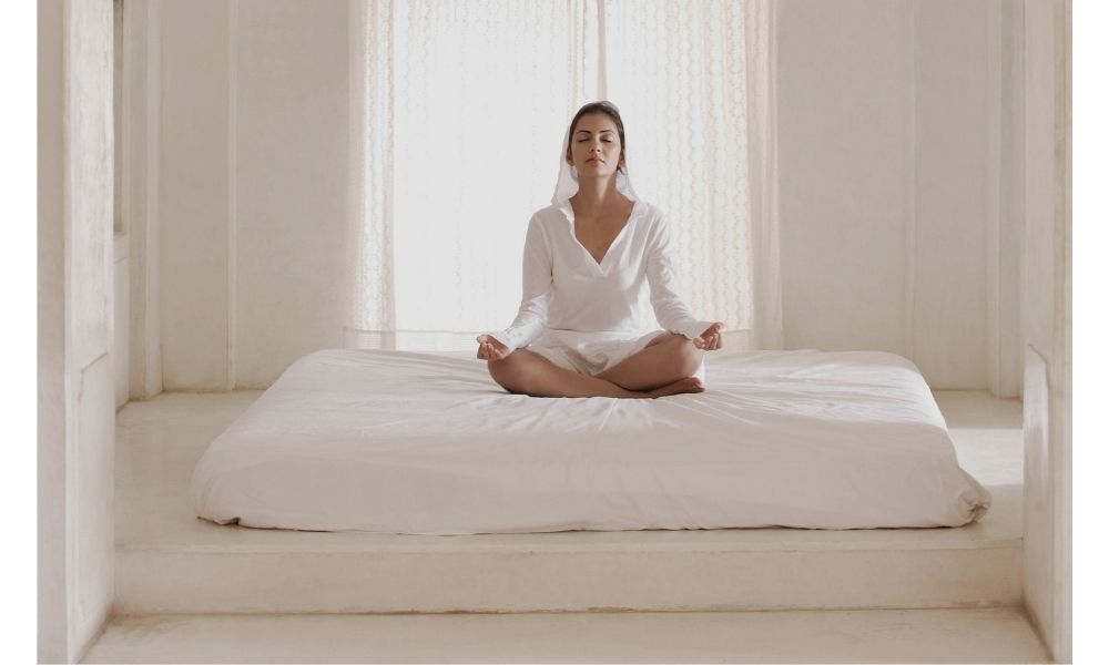 A meditação ajuda a melhorar a qualidade do sono.